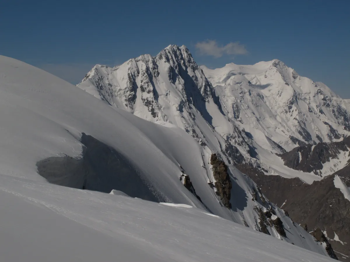 Pics Dzhigit et Karakol vus depuis le col Karakolski Vostotchny