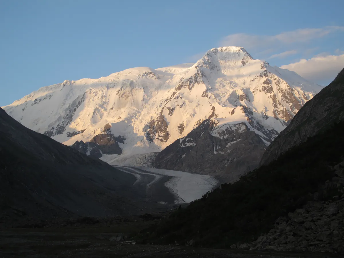Paroi de roche et de glace du pic Karakol au-dessus du glacier