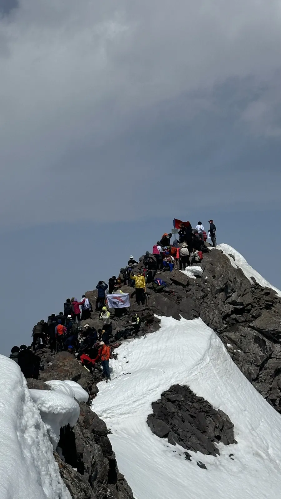 Participants à l’alpinade sur un sommet enneigé
