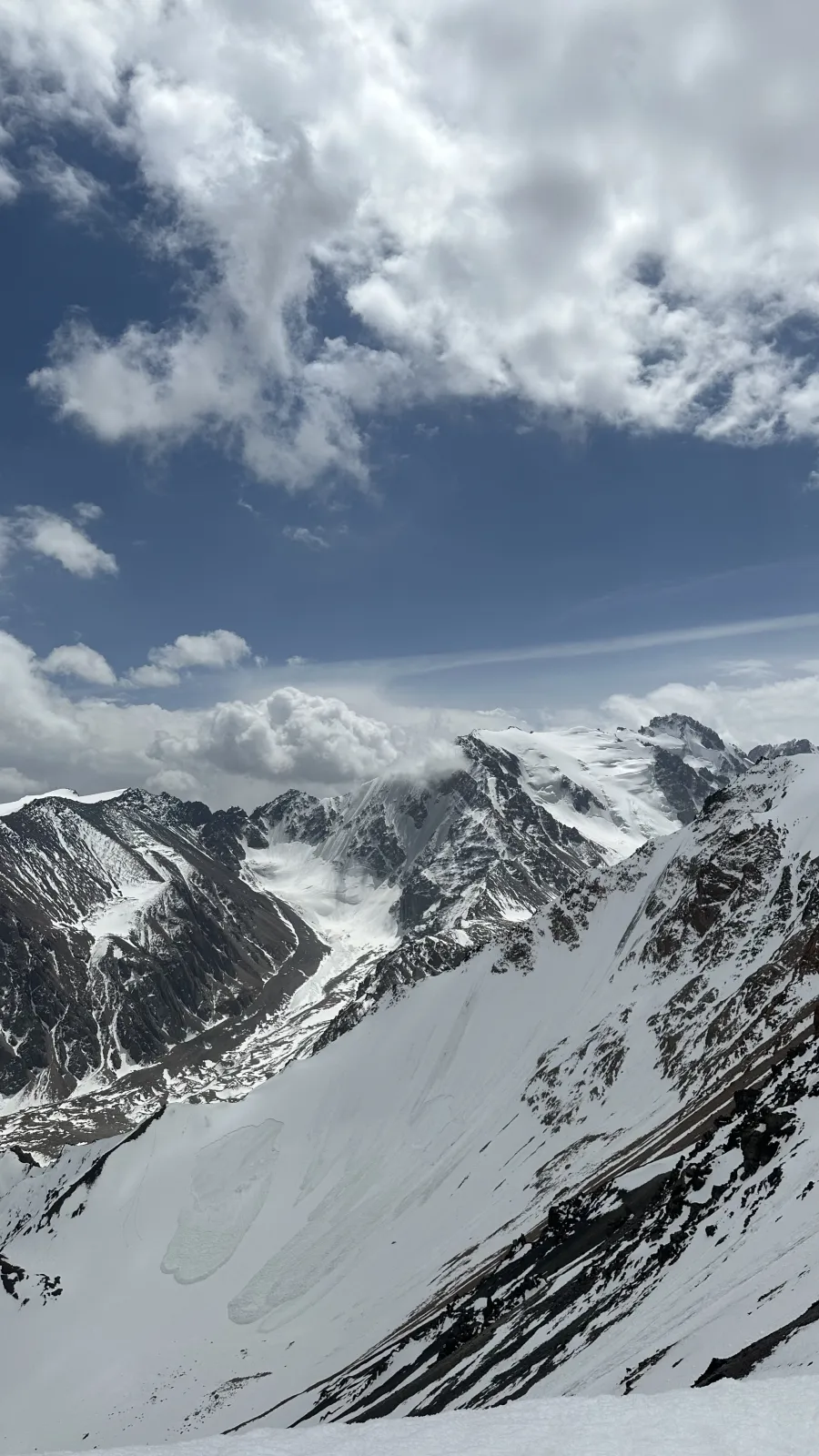 Panorama de l’Ala-Too kirghiz depuis le sommet