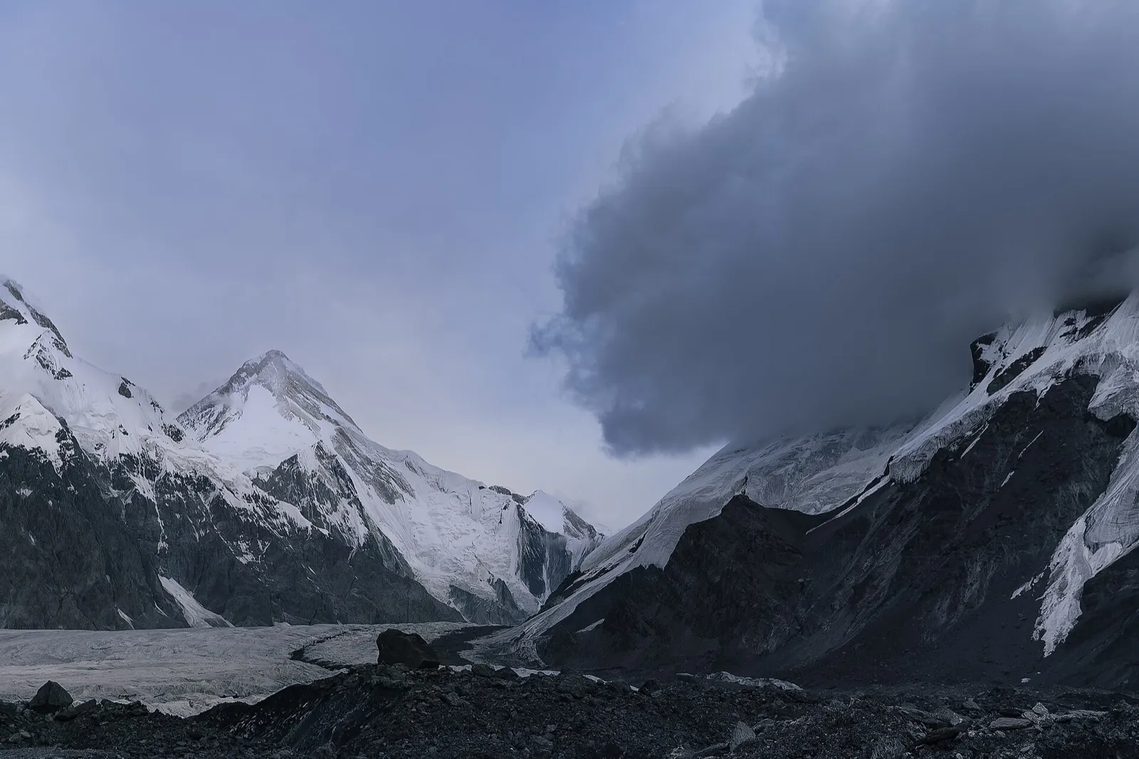 Üç Başlı Zirve bölgesinden bulut altındaki Han Tengri