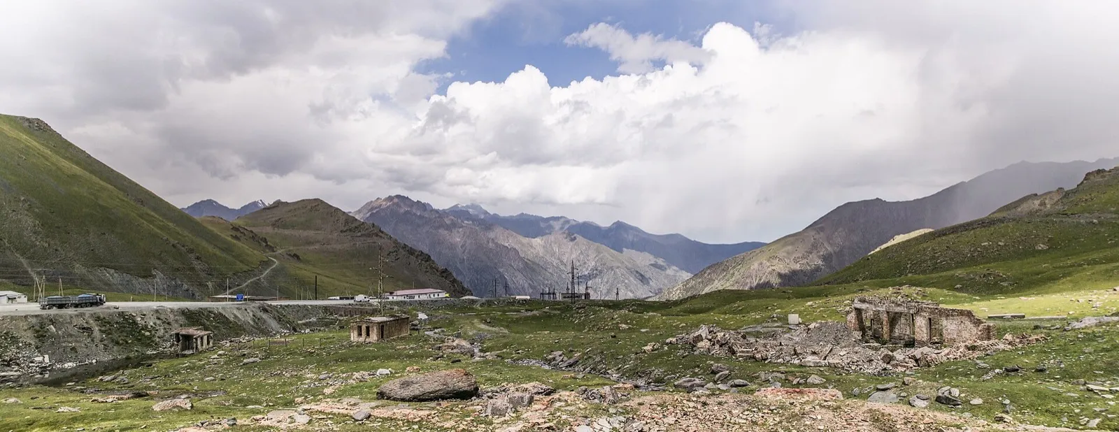Large panorama du col de Too-Achou et de l’Ala-Too kirghize
