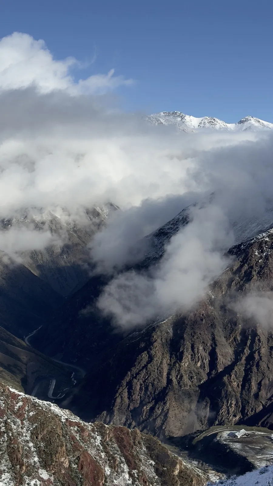Route dans le paysage de haute montagne de Too-Achou