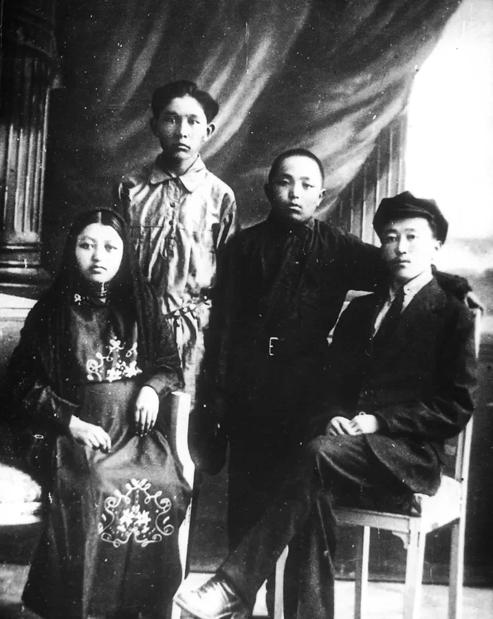 Касым Тыныстанов сидит справа на семейной фотографии 1925 года