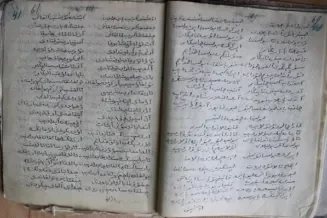 Страница варианта эпоса Манас, записанная арабской графикой со слов Сагымбая Орозбакова