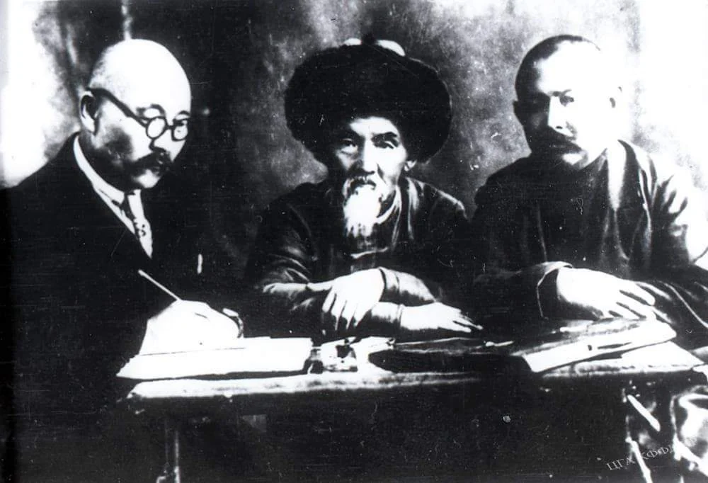 Ыбрайым Абдырахманов, Тоголок Молдо и Саякбай Каралаев на фотографии 1930-х годов