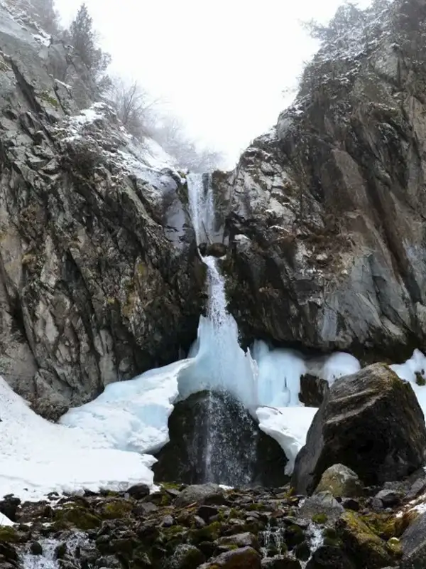 Аламединский водопад зимой