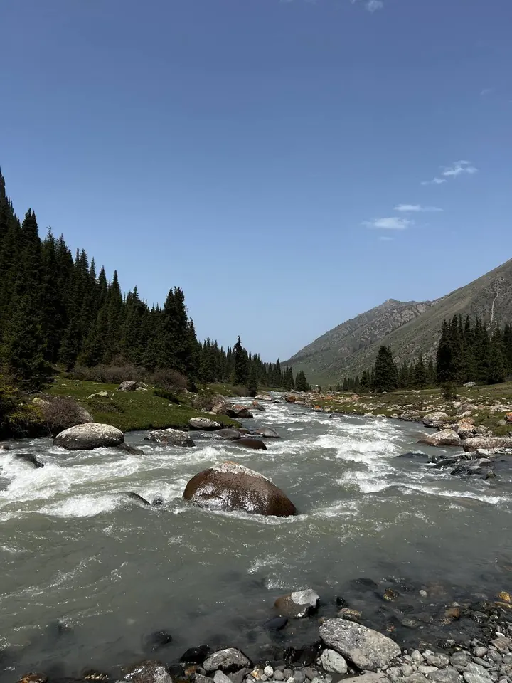 Altın-Araşan Vadisi’nde kayalar arasından akan hızlı nehir