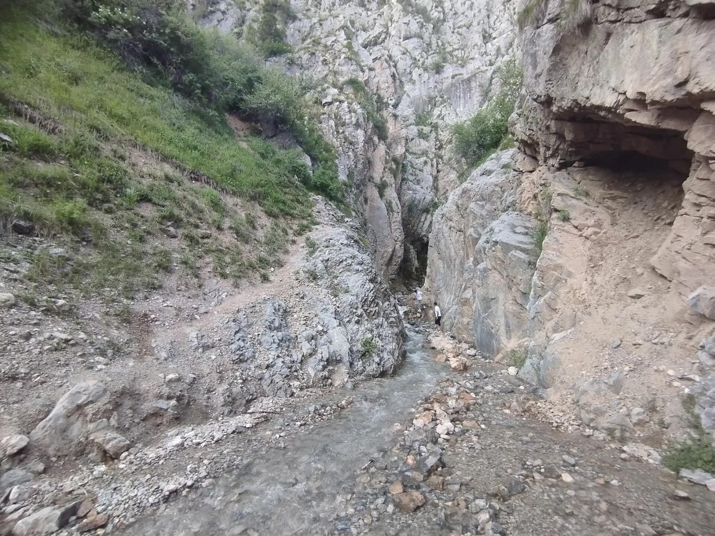 Каменистая тропа вдоль горного ручья в верхней части Арсланбоба