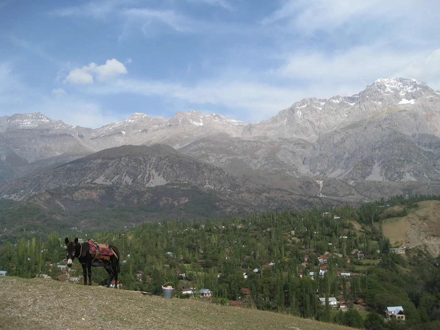 Село Арсланбоб, зелёная долина и скалистые вершины Бабаш-Аты