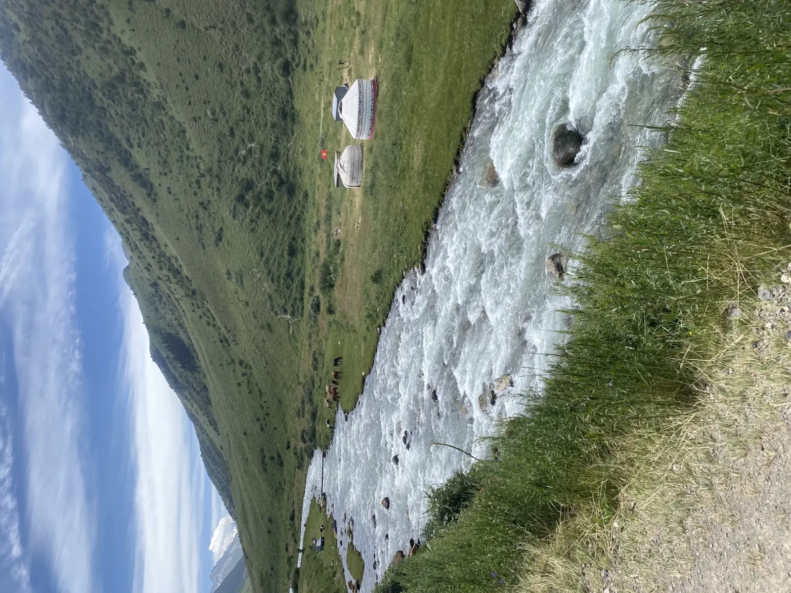 Rivière de montagne de Besh-Tash entre les rochers et les pâturages
