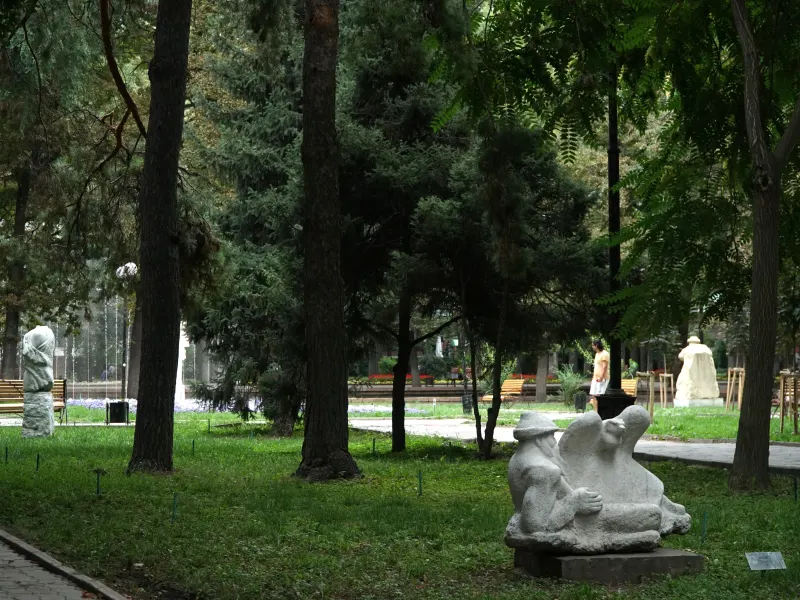 Arbres, fontaines et sculptures dans le parc aux Chênes de Bichkek