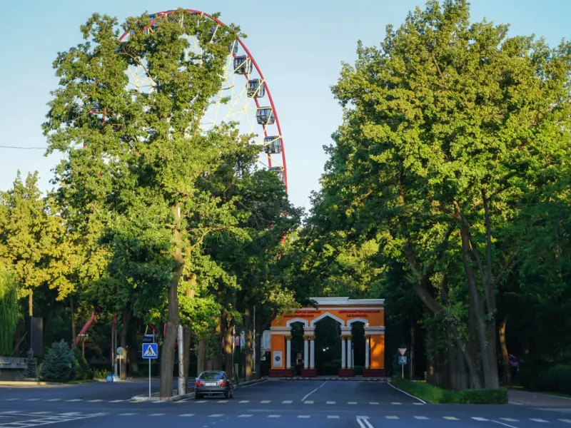 Parc Panfilov arboré et grande roue dans le centre de Bichkek