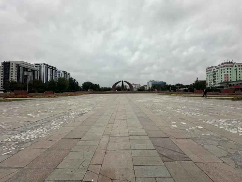 Arches du mémorial et flamme éternelle sur la place de la Victoire à Bichkek