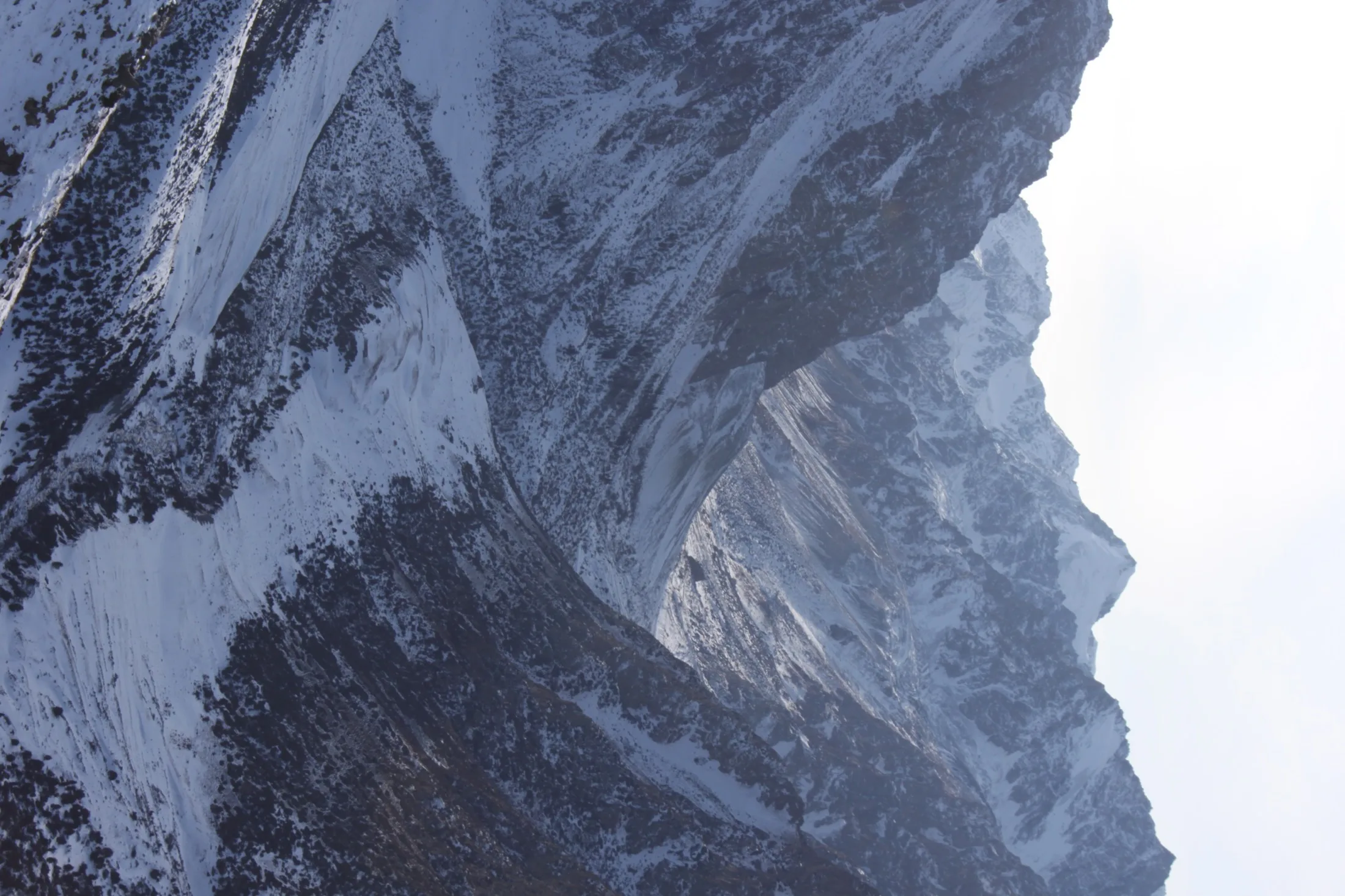Chemin de terre et versants dans la gorge d’Issyk-Ata