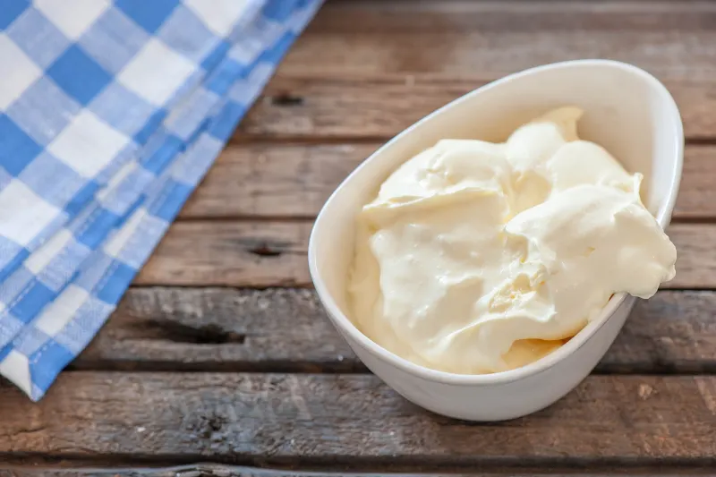 Crème aigre blanche et épaisse dans un bol en céramique