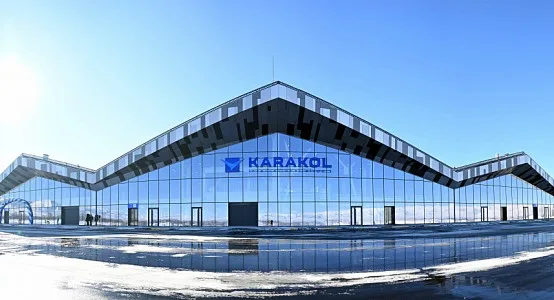 Невысокое здание международного аэропорта Каракол после реконструкции